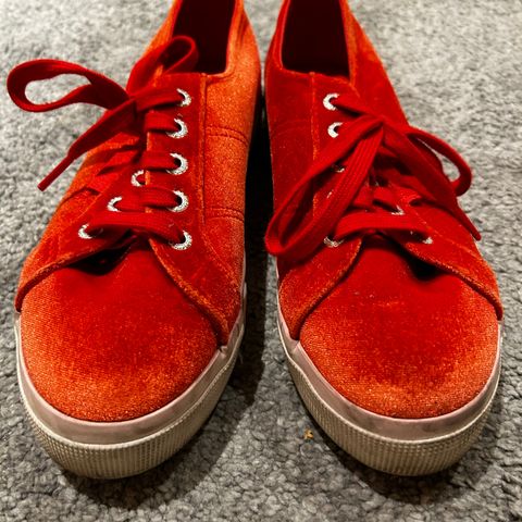 Superga sko i rød fløyel, Str 38