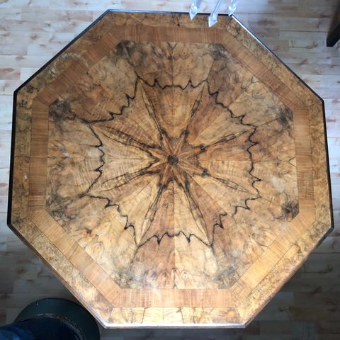 Velholdt antikk 8-kantet bord fra tidlig 1900-tallet