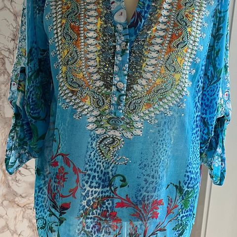 Lekker turkis-mønstret bluse/tunika, litt liten  str L selges kr 350,-.