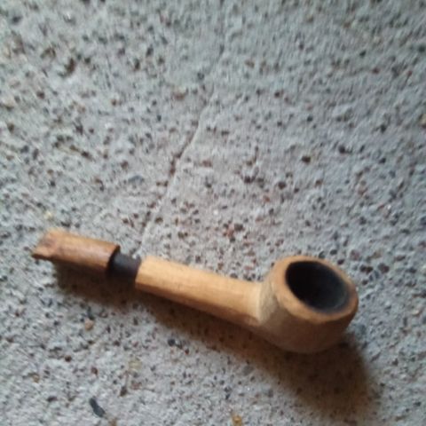 Retro pipe, kleshenger og glassflasker selges.