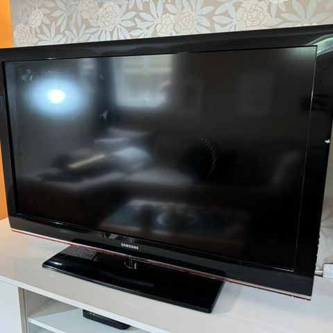 46" Samsung TV + ChromeCast + TV-bord