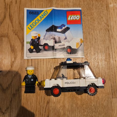 Vintage Lego fra 1983
Classic Town: Police: 6623-1