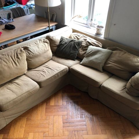 Beige stor sofa gis bort pga flytting