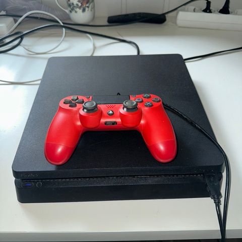 Fint brukt PlayStation 4 med kontroll