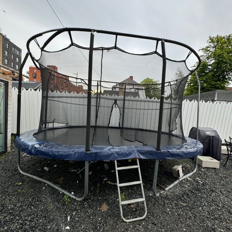 Oval trampoline fra Jumpking selges