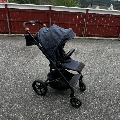 Cybex balios S i denim blå. vogn med full ligge og sittestilling