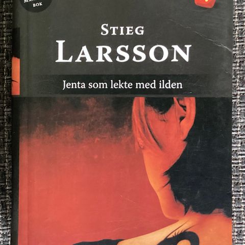 STIEG LARSSON-1 meget flott MILENNIUM bok«JENTA SOM LEKTE MED ILDEN»2008