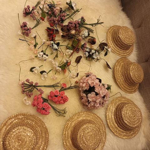 Masse flott blomster og hat for pynt selges for rimelig pris!