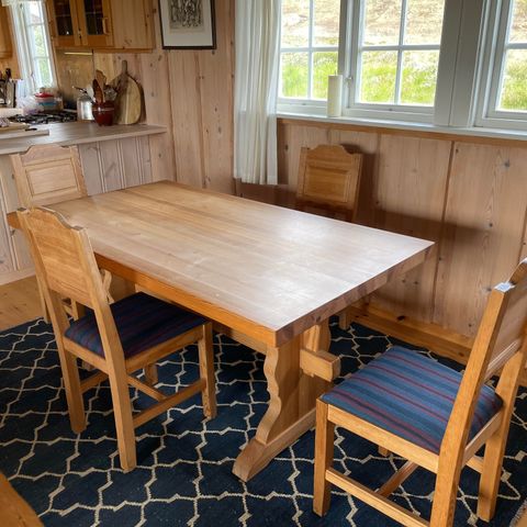 Hyggelig spisestuemøblement m. bord og fire stoler – trolig Krogenæs