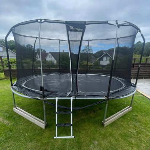 Oval trampoline ca. 3,5 x 2,8 m gis bort