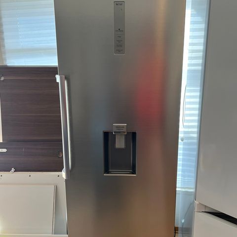 Praktisk og pent brukt Samsung kjøleskap med vanndispenser til salgs!