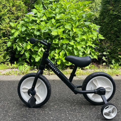 Balansesykkel med avtagbare pedaler og støttehjul