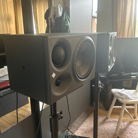 Neumann KH310A Studio Monitor Til Salgs med stativ– Perfekt Lydkvalitet!