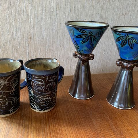 Krus og stettglass i håndlaget keramikk