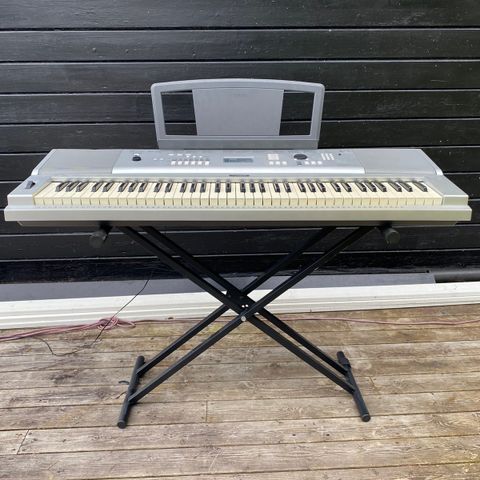 Yamaha DGX-220