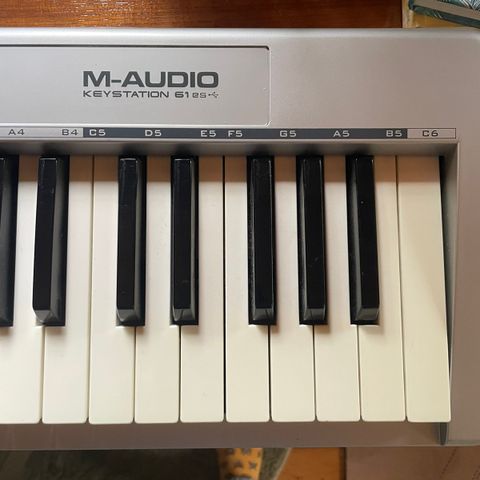 M-audio keystation 61es midi keyboard