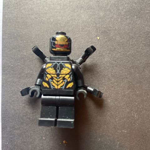 Lego minifigur marvel outrider