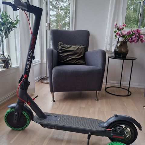 Lite brukt El-sparkesykkel E-Wheels E2S Junior