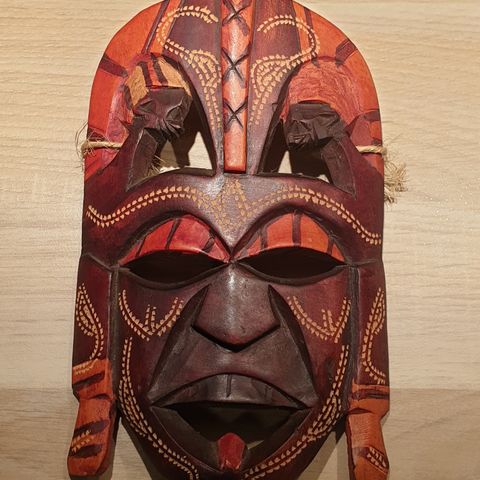 Dekorativ flott Afrikansk maske selges kr 200,-