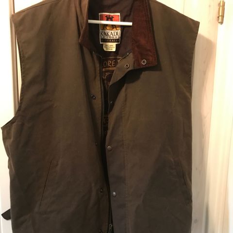 Til høstens jakt og fiske! Klassisk oilskin vest fra Australia - str XXXL