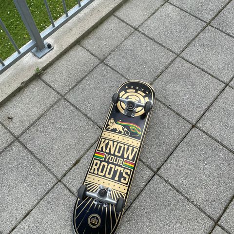 Skateboard selges. To av skruene er rustet, men dette lar seg enkelt skiftet