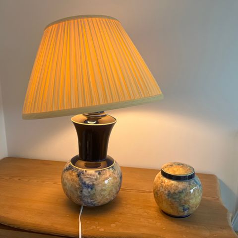 Lampe og krukke fra Jersey Pottery