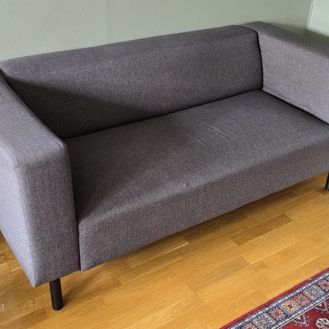 Mørk koksgrå sofa 2-seter
