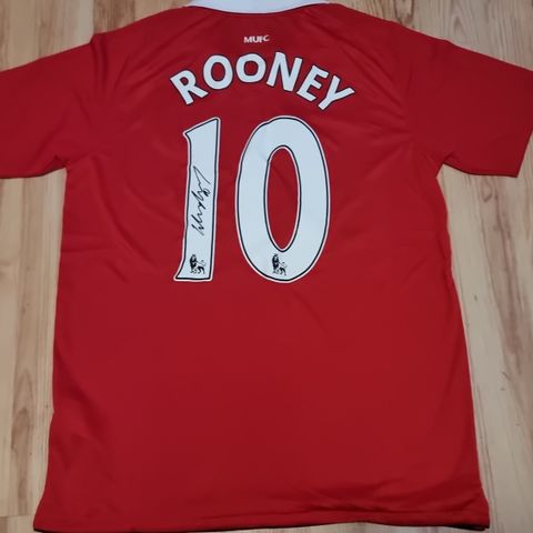 Wayne Rooney signert Manchester United drakt