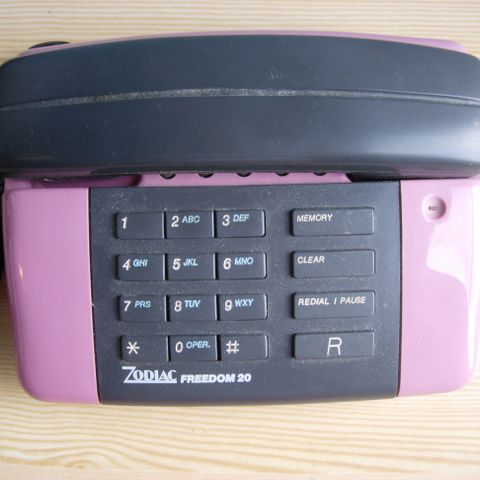 Eldre analog telefon med ledning (samleobjekt)