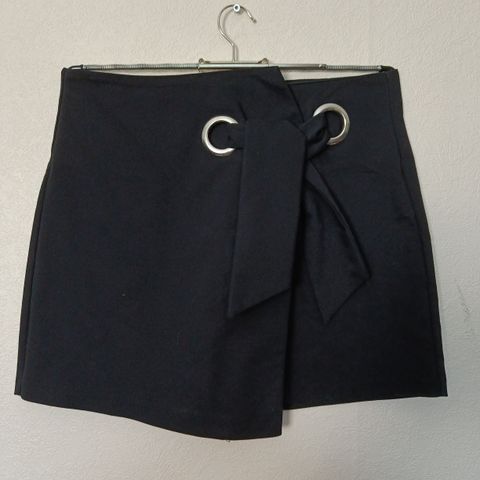 Stradivarius shorts/skjørt i størrelse 36/38