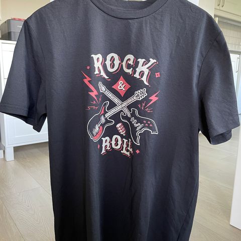 To nye musikk t-skjorter (Rock&Roll m/gitar) - Str L og XL