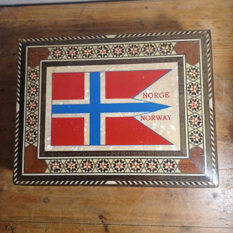 Ca. 120  år gammelt tre skrin med det norske orlogsflagget.