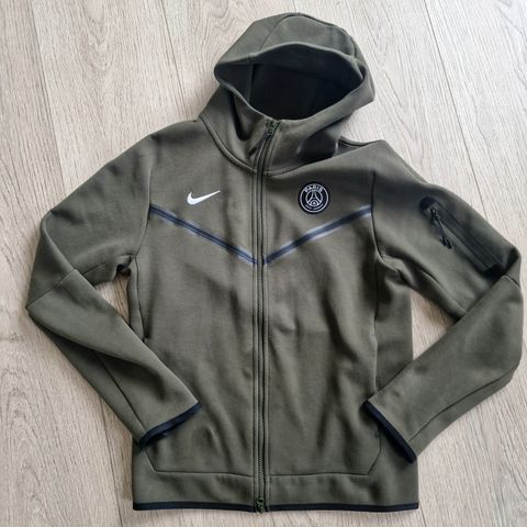 Strøken Nike tech fleece Paris saint germain jakke selges