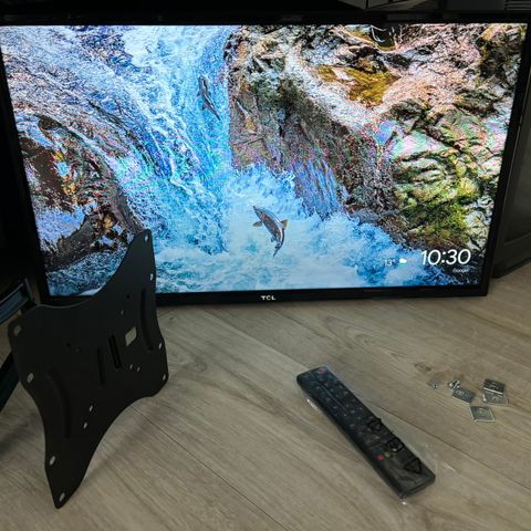 32’’ TV «TCL» m/veggfeste