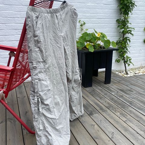 Florlett, behagelig og kul cargo-bukse fra Zara
