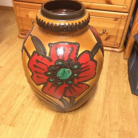 Fin stor urne/vase selges kr. 350,-