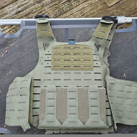 Blue force gear PLATEminus 6 plate carrier med BFG stackable mag pouch