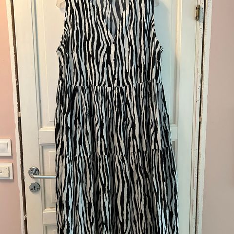 Zebramønstret kjole i XL selges billig