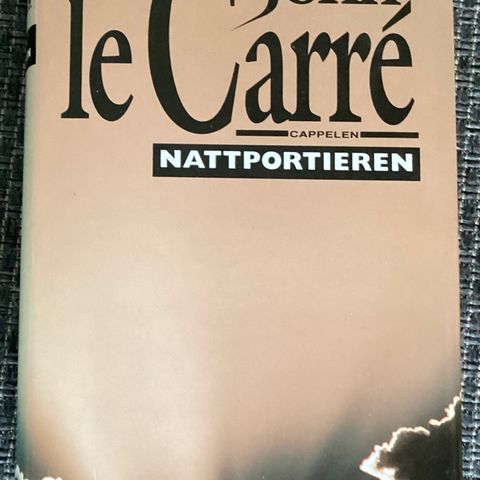 JOHN LE CARRÉ. 1 meget flott bok«NATTPORTIEREN»1994, H. 21,5 cm B.13,5 cm, 516 s