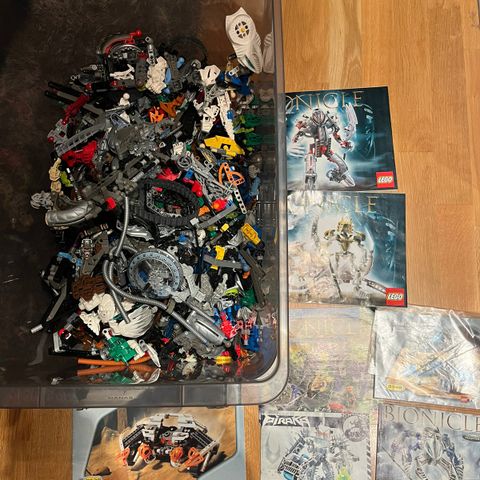 Boks med Lego Bionicles - 2100 høyeste bud