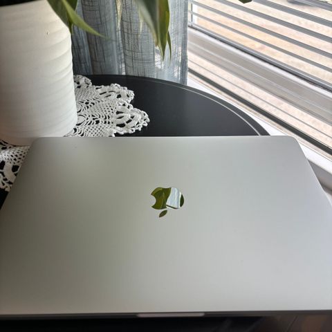 MacBook Pro 2019 ”13 inch” Sølv