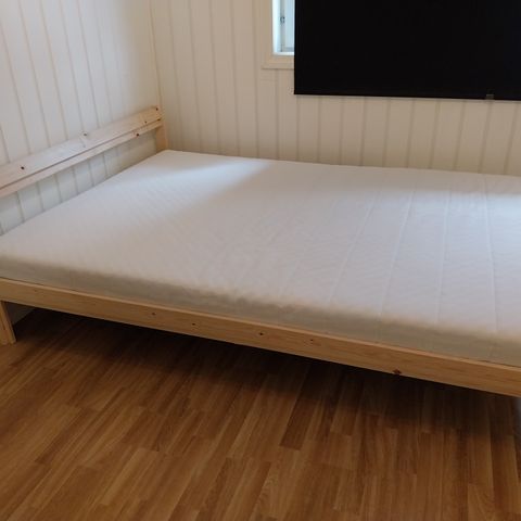 Lite brukt IKEA sengen med madrassen