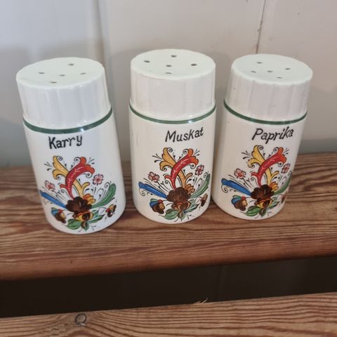 Karry, paprika og muskat bøsser