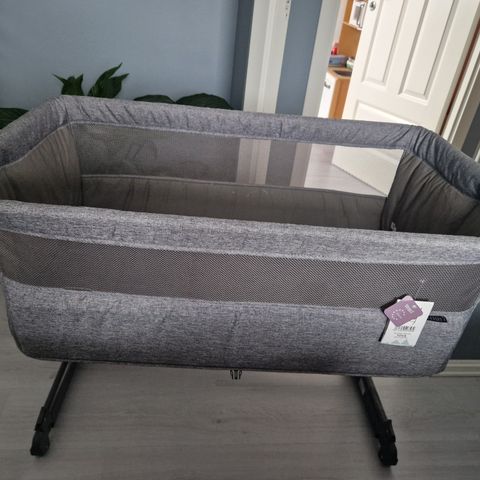 Yngri Tova bedside crib