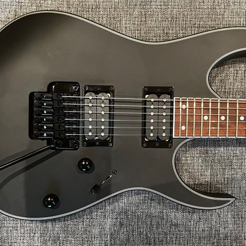 Ibanez RG320 med bag. Strøken.