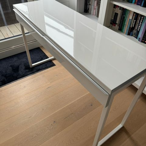 Pent brukt IKEA skrivebord selges billig. Passer perfekt til hjemmekontor.