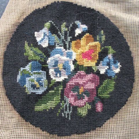 Rundt vintage broderi stemorsblomster Ø 23 cm