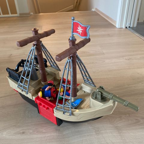 Piratbåt med figurer