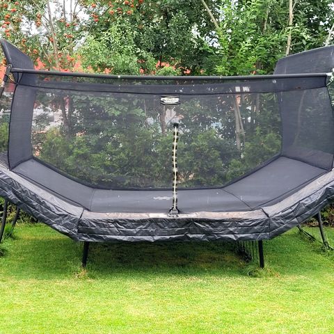 V Trampoline