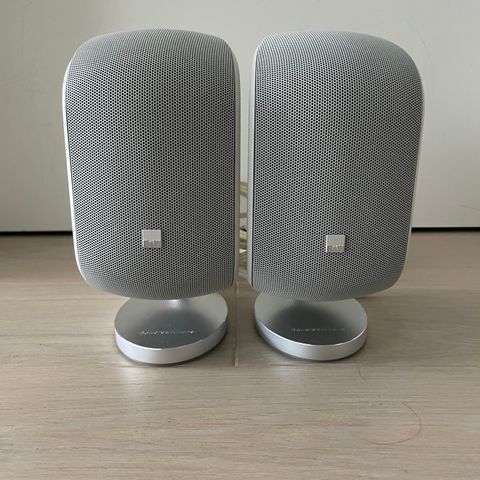 2 stk pene stativhøyttalere,  Bowers & Wilkins M-1 i fargen hvit selges